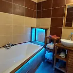 Les Lavandieres De Hotel