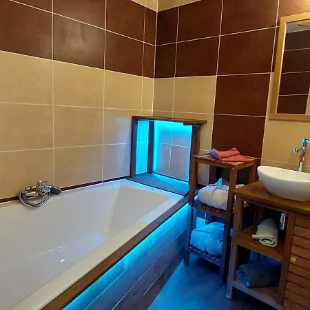 Les Lavandieres De Hotel